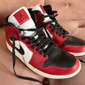 Air Jordan 1 Mid ‘Chicago Black Toe’- gently used